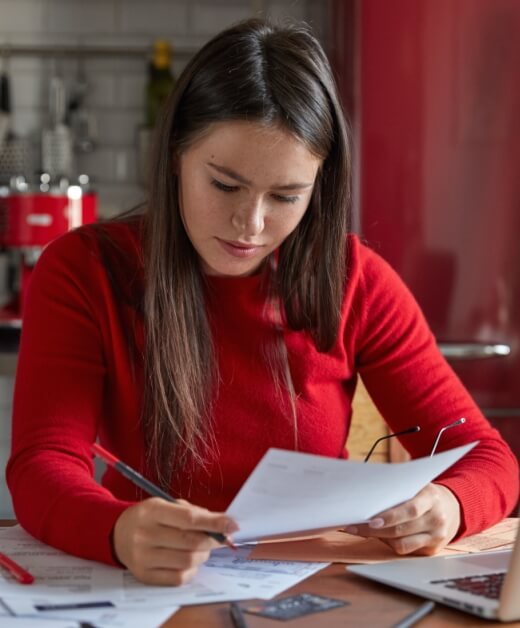Mulher vendo documento